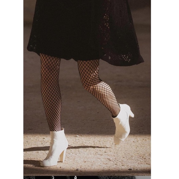 Chanel 2022 Interlocking CC Logo Chelsea Boots - Picture 13 of 13